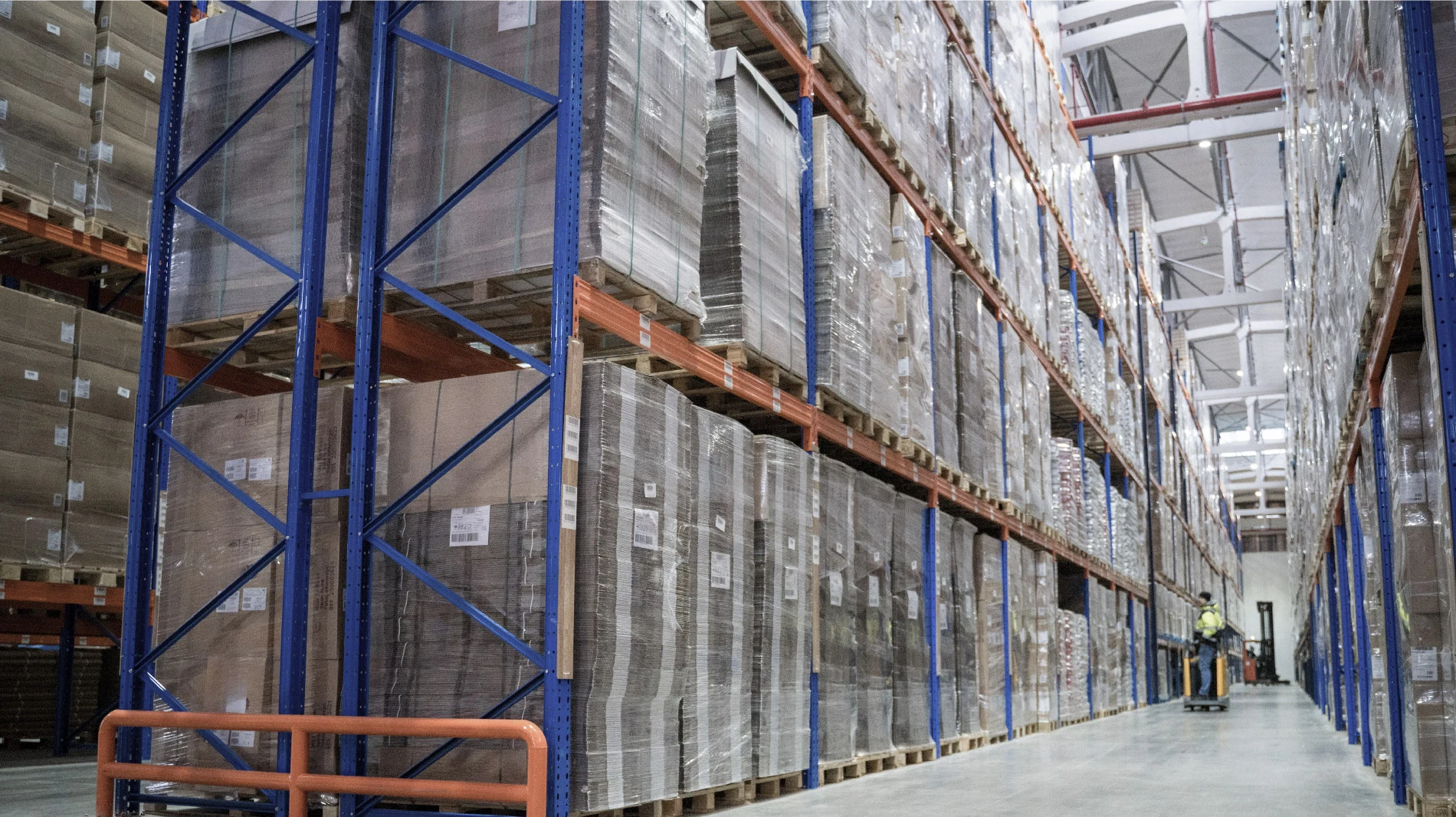 Solotransa Logistic Mercedes-Benz truck: 3PL Logistics In Lithuania Warehouses Customs. Specialized in Full Truck Load (FTL) Transport and cargo delivery across the EU.