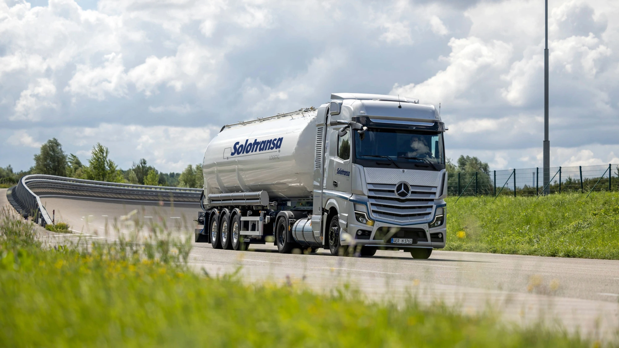 Solotransa Logistic Mercedes-Benz truck: Mercedes Truck Bulk Transport Logistics Europe. Specialized in Specialized Bulk Cargo Delivery and cargo delivery across the EU.
